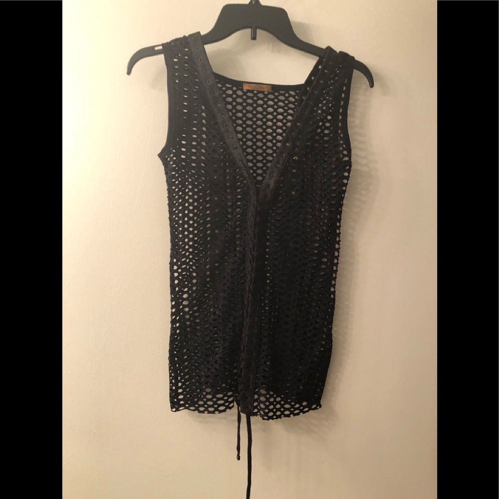 Essendi blouse with string closure..size small!